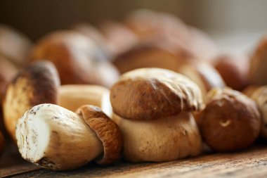 Bir tahta üzerinde Cep mantar, pişmiş hazır