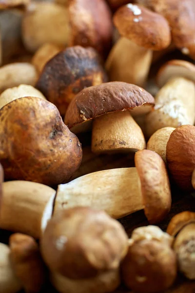 Cep Paddestoelen Een Houten Bord Klaar Worden Gekookt — Stockfoto