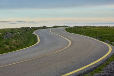 Dağlara dolambaçlı yol ile Peyzaj