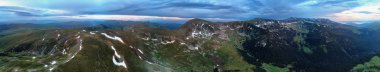 Dağ sırası ve çayırları ile peyzaj