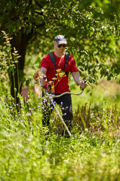 Man Klipper Sin Gräsmatta Med Gräs Fräs — Stockfoto