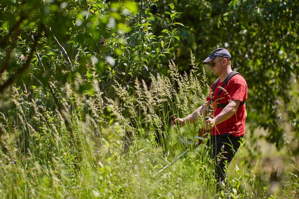 Man Maaien Zijn Gazon Met Een Gras Snijder — Stockfoto