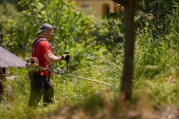 Man Maaien Zijn Gazon Met Een Gras Snijder — Stockfoto