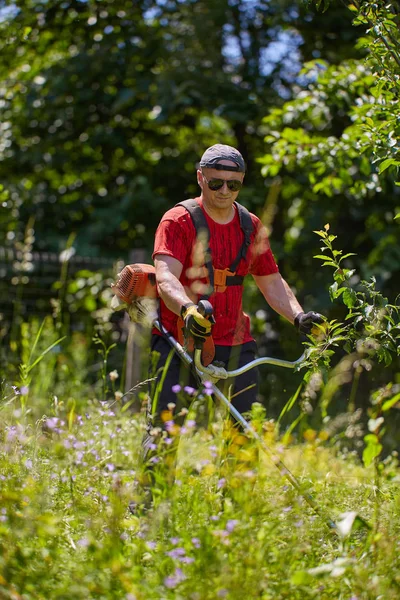 Man Klipper Sin Gräsmatta Med Gräs Fräs — Stockfoto