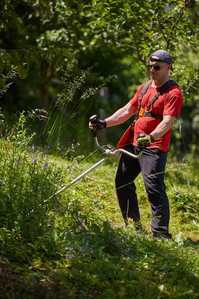 Man Klipper Sin Gräsmatta Med Gräs Fräs — Stockfoto