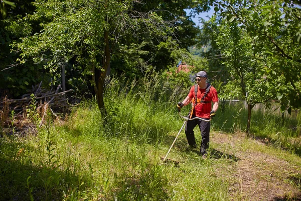 Man Klipper Sin Gräsmatta Med Gräs Fräs — Stockfoto