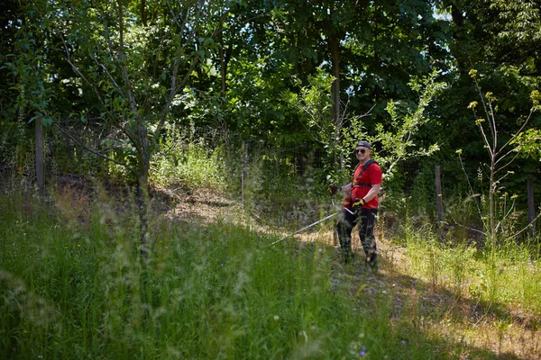 Man Mowing His Lawn Grass Cutter — Stock Photo, Image