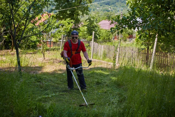 Man Klipper Sin Gräsmatta Med Gräs Fräs — Stockfoto