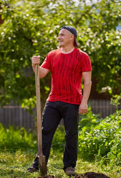 Fermier Travaillant Avec Une Pelle Dans Son Jardin — Photo