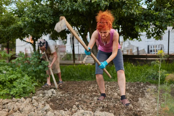 Rolnik Pani Jej Córka Kopiące Ogrodzie — Zdjęcie stockowe