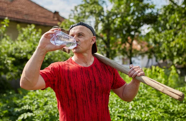 Homem Trabalhador Sedento Uma Fazenda Água Potável Segurando Uma Fotografias De Stock Royalty-Free