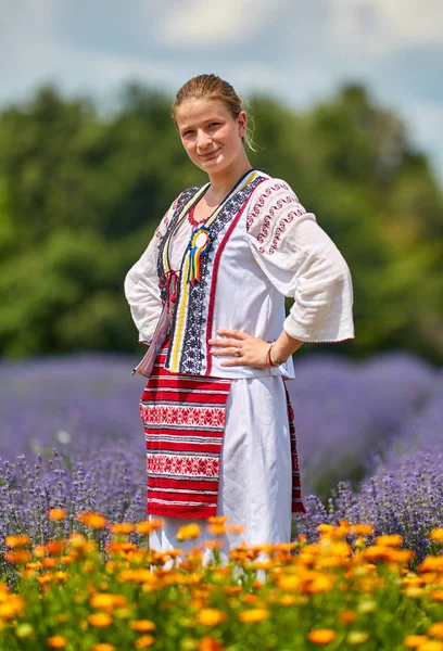 Outdoor Candid Portret Van Een Jonge Roemeense Meisje Traditionele Kostuum — Stockfoto