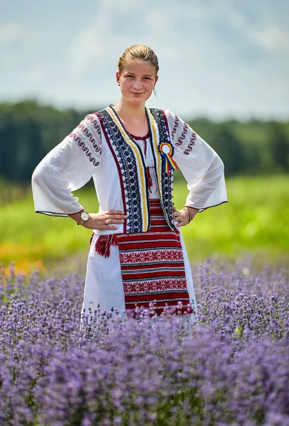 Outdoor Ritratto Candido Una Giovane Ragazza Rumena Costume Tradizionale — Foto Stock