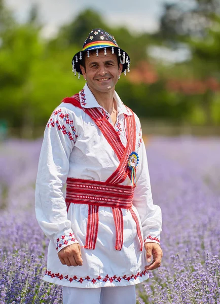 Man Traditionell Rumänsk Kostym Ett Lavendelfält — Stockfoto