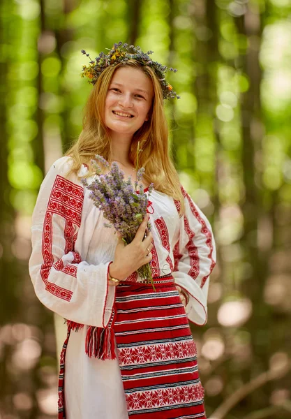 Retrato Uma Menina Romena Traje Tradicional Segurando Buquê Lavanda Floresta — Fotografia de Stock
