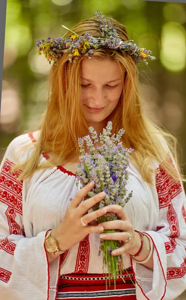 Портрет Румынской Девушки Традиционном Костюме Лавандовым Букетом Лесу — стоковое фото