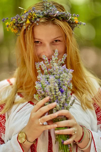 Porträtt Rumänsk Flicka Traditionell Kostym Som Håller Lavendel Bukett Skogen — Stockfoto