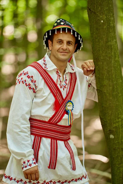 Porträtt Rumänsk Man Traditionell Kostym Utomhus — Stockfoto
