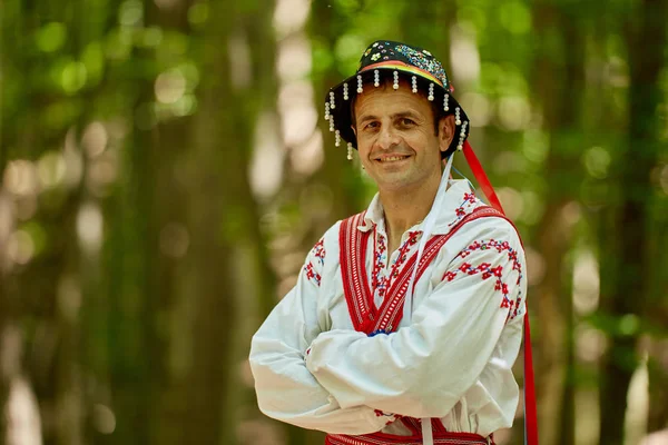 Portret Rumuńskiego Mężczyzny Tradycyjnym Kostiumie Zewnątrz — Zdjęcie stockowe