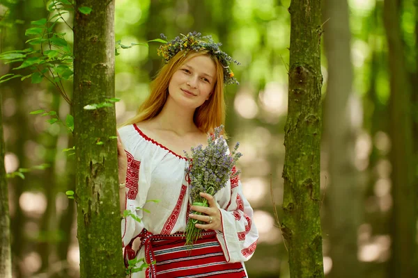 Porträtt Rumänsk Flicka Traditionell Kostym Som Håller Lavendel Bukett Skogen — Stockfoto