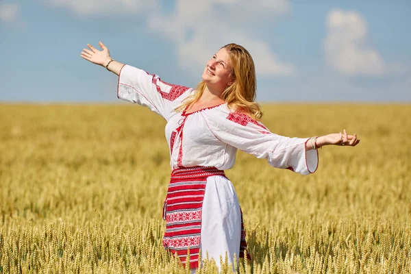 Rumuński Dziewczyna Tradycyjnym Stroju Polu Pszenicy — Zdjęcie stockowe