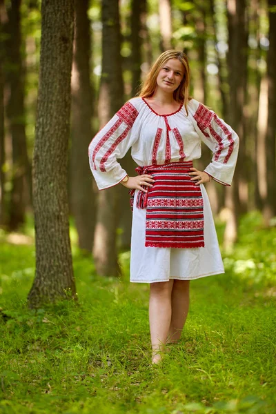 Retrato Uma Menina Romena Traje Tradicional Uma Floresta Carvalho — Fotografia de Stock