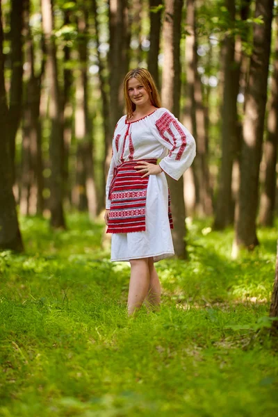 Πορτρέτο Ενός Ρουμάνου Κοριτσιού Παραδοσιακή Φορεσιά Ένα Δάσος Βελανιδιάς — Φωτογραφία Αρχείου