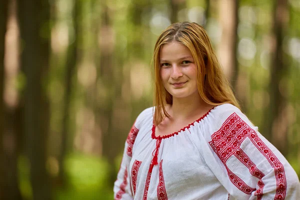 Retrato Uma Menina Romena Traje Tradicional Uma Floresta Carvalho — Fotografia de Stock