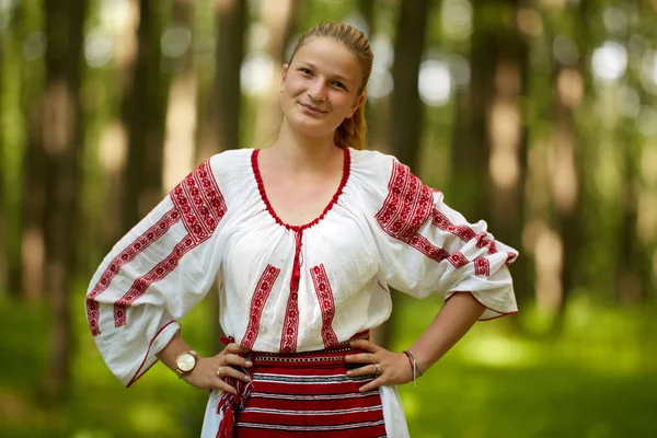 Portrét Rumunské Dívky Tradičním Kostýmu Dubovém Lese — Stock fotografie
