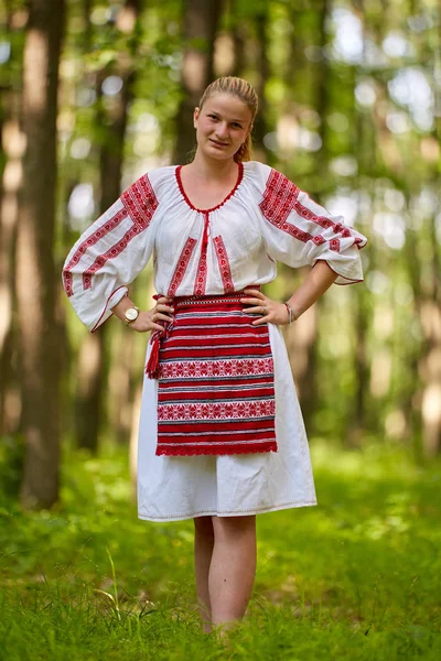 Retrato Uma Menina Romena Traje Tradicional Uma Floresta Carvalho — Fotografia de Stock