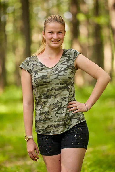 Mooi Meisje Portret Met Selectieve Focus Een Eikenbos — Stockfoto