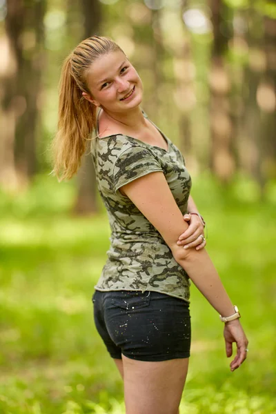 Mooi Meisje Portret Met Selectieve Focus Een Eikenbos — Stockfoto