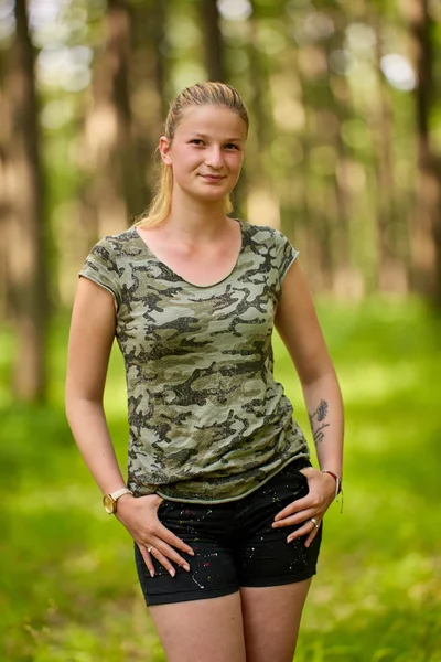 美丽的女孩肖像与选择性的焦点在橡树森林 — 图库照片