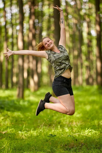 Retrato Menina Bonita Com Foco Seletivo Uma Floresta Carvalho — Fotografia de Stock