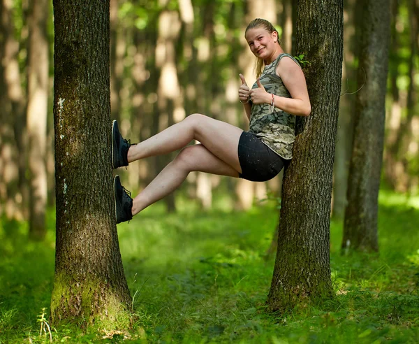 Bella Ragazza Ritratto Con Attenzione Selettiva Una Foresta Querce — Foto Stock