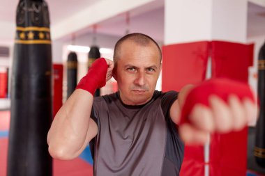 Spor salonunda duran sarılmış elleri ile Muay Tay boksör 