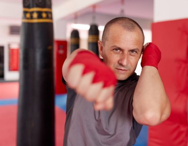 Spor salonunda duran sarılmış elleri ile Muay Tay boksör 