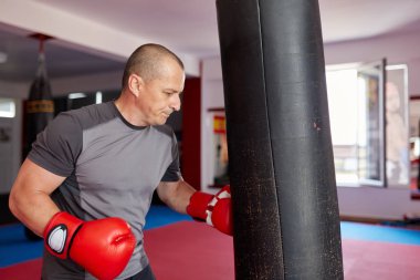 Spor salonunda ağır çanta ile Boxer eğitim 