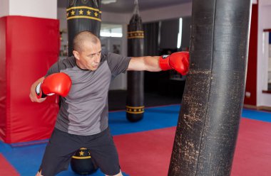 Spor salonunda ağır çanta ile Boxer eğitim 