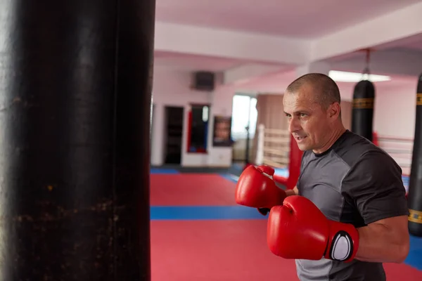 Boxeador Entrenamiento Con Bolsa Pesada Gimnasio —  Fotos de Stock