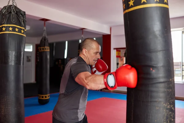 Entraînement Boxeur Avec Sac Lourd — Photo