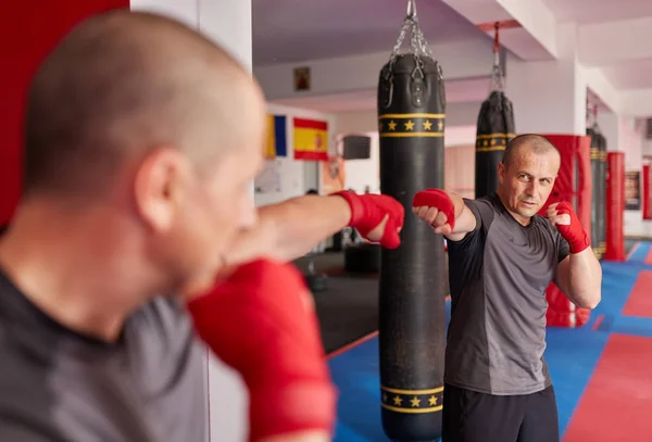 Combatiente Con Las Manos Envueltas Practicando Boxeo Sombras Espejo — Foto de Stock