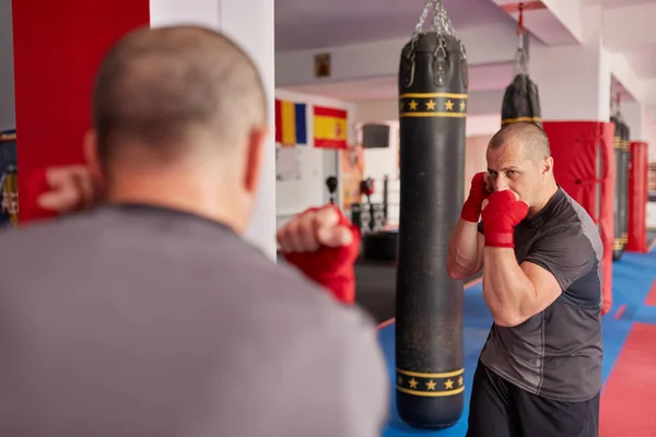 Combattente Con Mani Avvolte Praticare Ombra Boxe Nello Specchio — Foto Stock