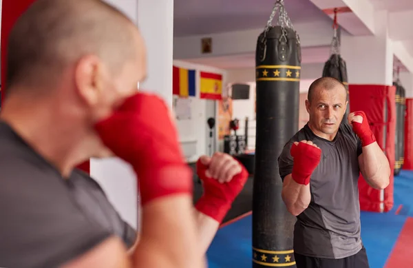 Combatiente Con Las Manos Envueltas Practicando Boxeo Sombras Espejo — Foto de Stock