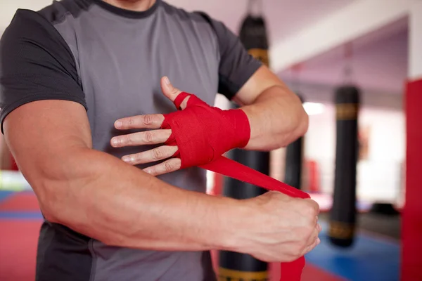 トレーニングの前にボクサーの折り返し手 — ストック写真