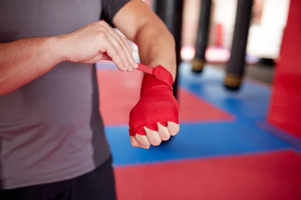 Boxeador Envolver Las Manos Antes Entrenar — Foto de Stock