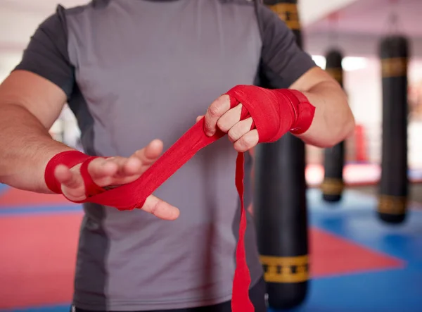 Boxer Embrulhando Mãos Antes Treinamento — Fotografia de Stock