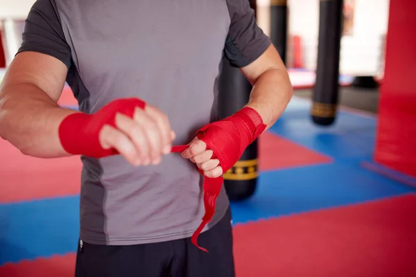 Boxer Wickelt Hände Vor Dem Training — Stockfoto