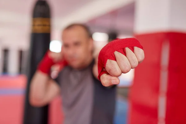 Muay Boxer Thaïlandais Avec Les Mains Enveloppées Debout Dans Salle — Photo