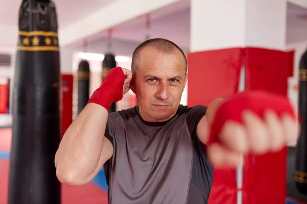 Muay Boxer Thaïlandais Avec Les Mains Enveloppées Debout Dans Salle — Photo